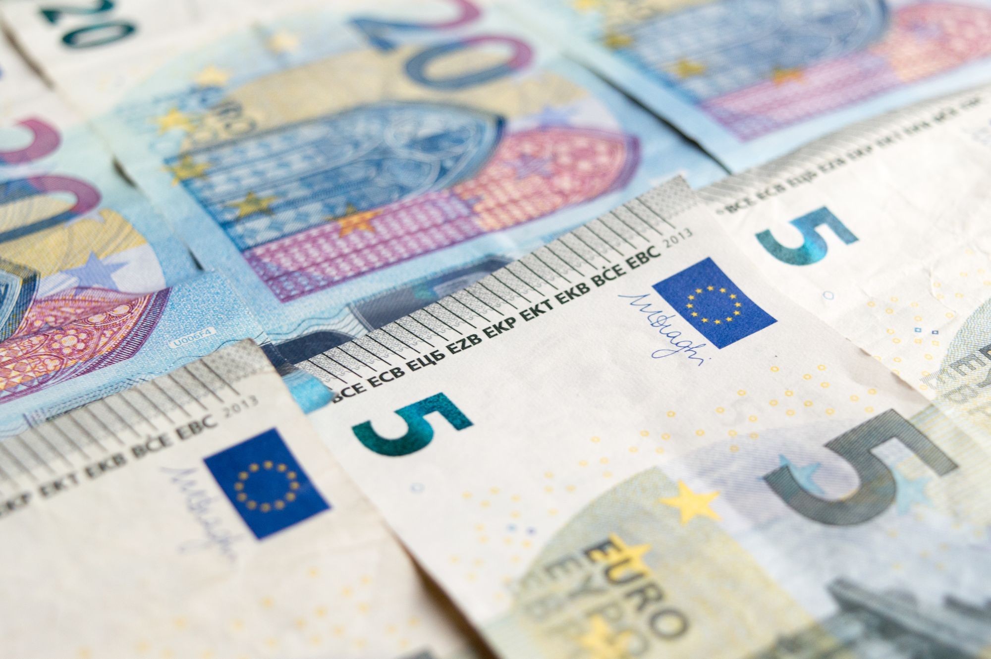Detalj novčanica od pet i dvadeset eura